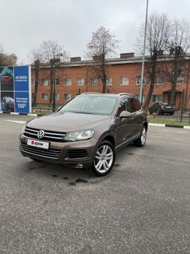 SUV   Volkswagen Touareg 2011 , 2400000 , 