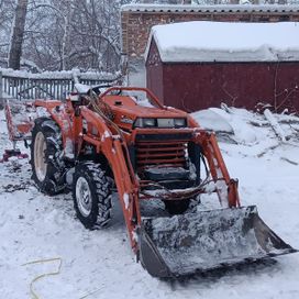 - Kubota L1-215 2009 , 920000 , 