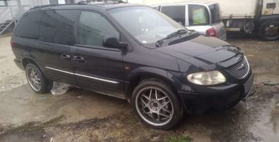    Chrysler Voyager 2002 , 690000 , 