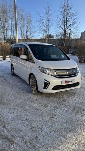 Минивэн или однообъемник Honda Stepwgn 2015 года, 1950000 рублей, 