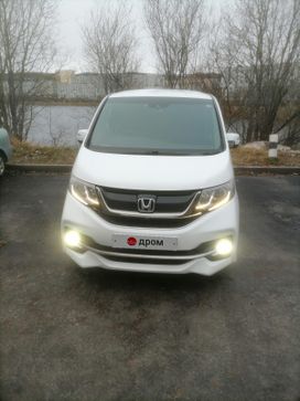 Минивэн или однообъемник Honda Stepwgn 2016 года, 2400000 рублей, 